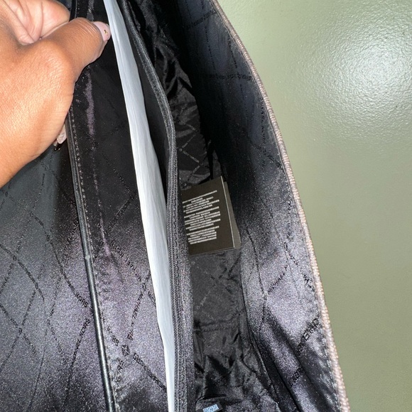 Micheal Kors Men’s cross body w/ card holder & keychain - Picture 5 of 6